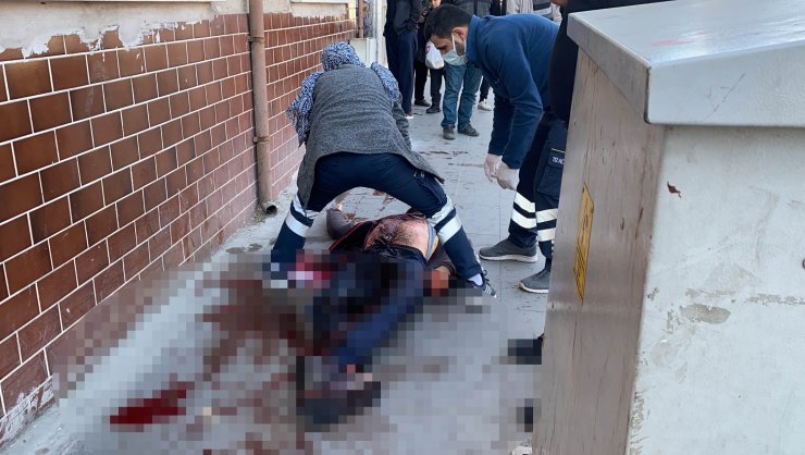 Konya'nın merkezinde gençler bıçakla birbirine girdi!