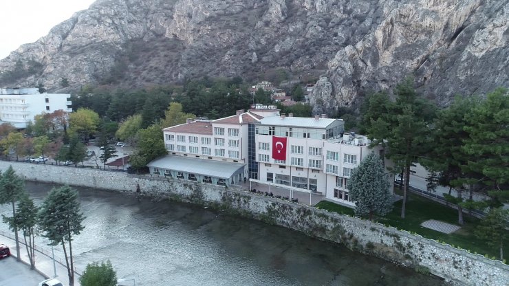 Nehir manzaralı otel, kız öğrencilere yurt oldu