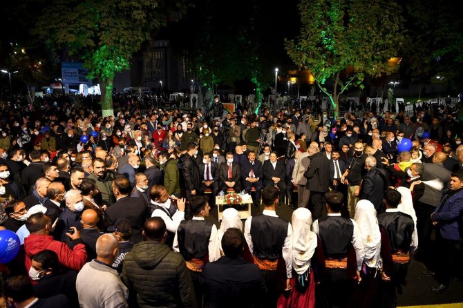 On binlerin katılımıyla Kernek Meydanı vatandaşın hizmetine sunuldu
