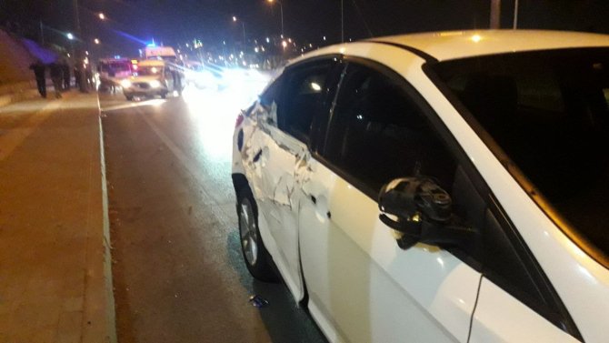 Otomobil ile çarpışan araç bariyerlere çıkarak yan yattı: 4 yaralı