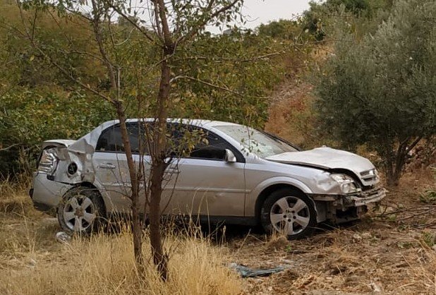 Otomobil şarampole devrildi; sürücü, eşi ve çocuğu yaralandı