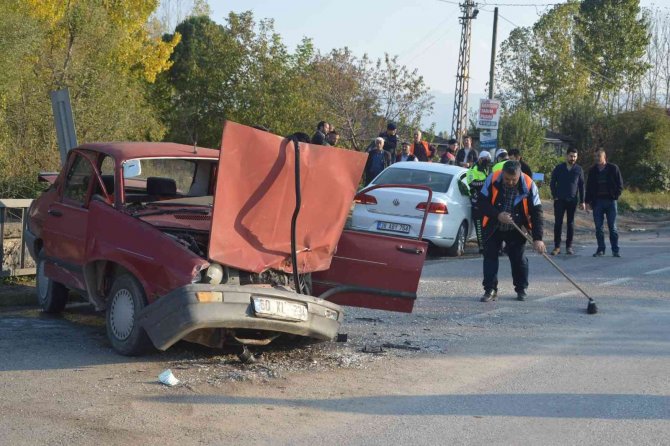Tokat’ta iki otomobil çarpıştı: 5 yaralı