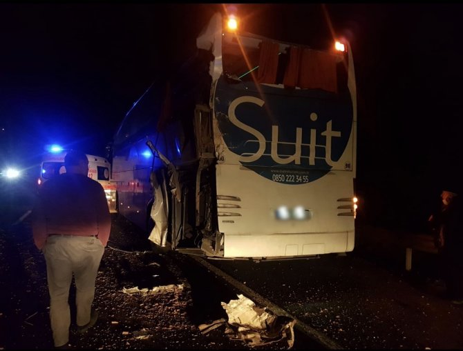 Tuğla yüklü tır, yolcu otobüsüne arkadan çarptı