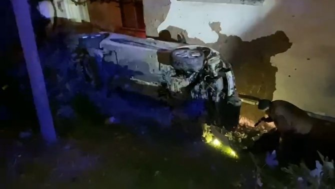 Zincirleme kaza: Araçlardan biri evin duvarına çarptı