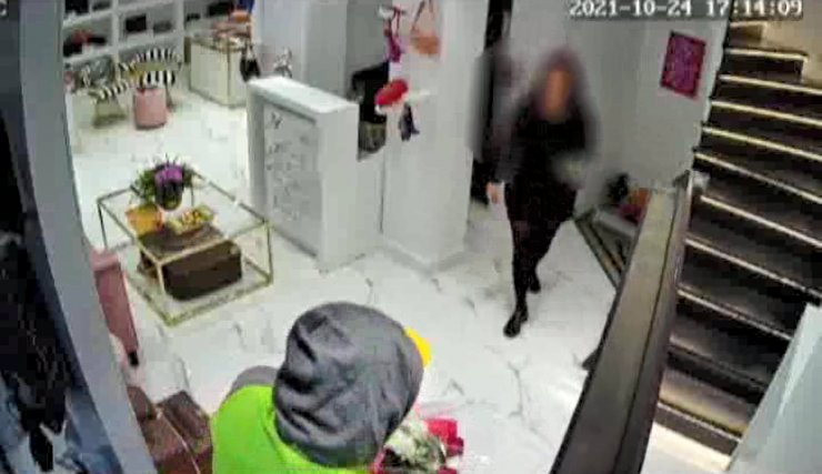 Beşiktaş'ta çanta mağazasında gasp girişimi kamerada