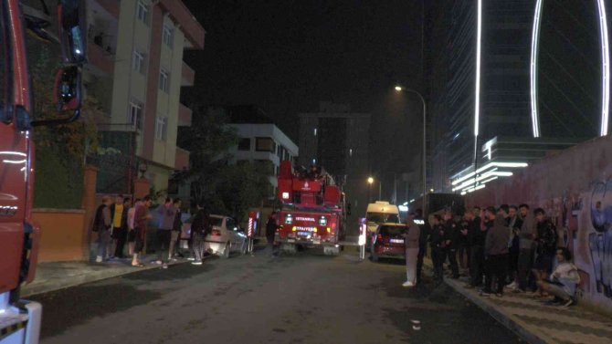5 katlı özel yurtta yangın çıktı, öğrenciler sokağa döküldü