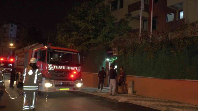 5 katlı özel yurtta yangın çıktı, öğrenciler sokağa döküldü