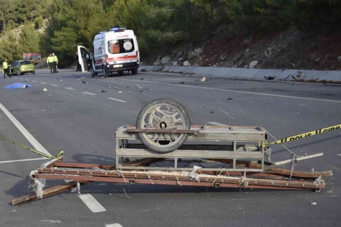Burdur’da hurda arabası takılı motosiklet otomobille çarpıştı: 1 ölü