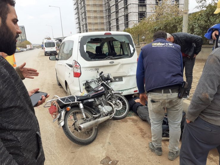 Motosiklet park halindeki araca çarptı: 2 yaralı