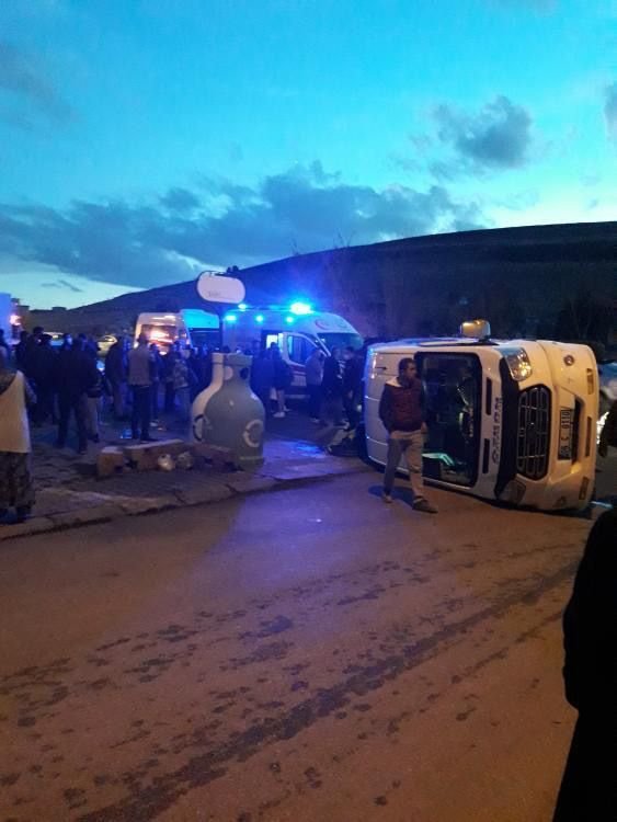 Otomobilin çarptığı servis minibüsü devrildi; 6 çocuk yaralandı