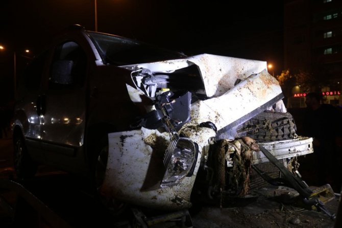 Diyarbakır’da otomobil sürüye çarptı: 4 koyun telef oldu