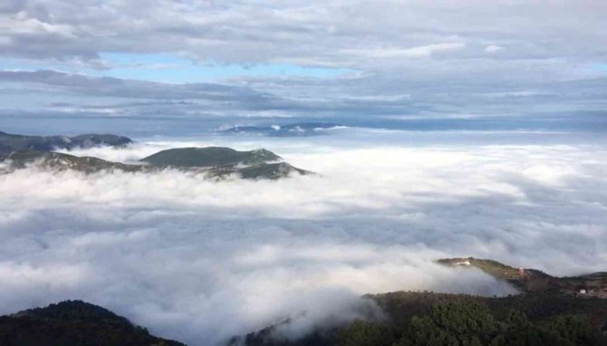 Spil Dağı üzerindeki bulutlar görsel şölen oluşturdu