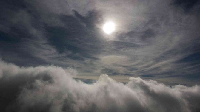 Spil Dağı üzerindeki bulutlar görsel şölen oluşturdu
