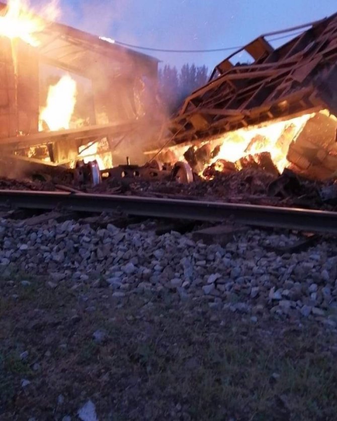Yük treni raydan çıktı, trenin vagonları ateşe verildi