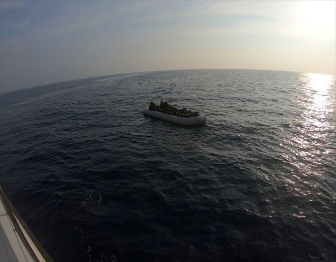 Türk kara sularına itilen 59 düzensiz göçmen kurtarıldı
