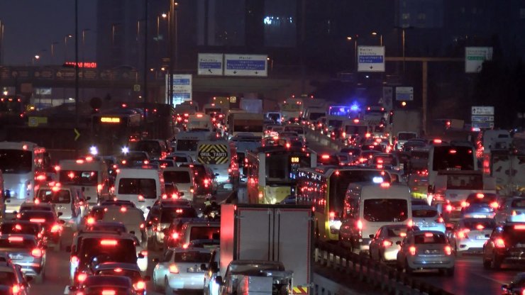 İstanbul'da iş çıkış saatinde trafik yoğunluğu