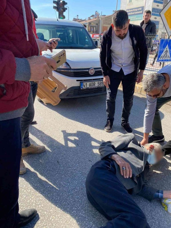 Konya'da hafif ticari araç yolun karşısına geçen yaşlı adama çarptı