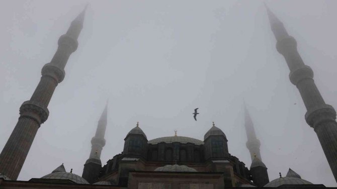Edirne’de etkili olan sis hayatı olumsuz etkiliyor