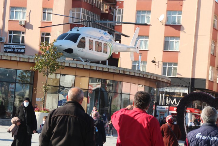 Rize'de bina üzerindeki maket helikopter ilgi görüyor