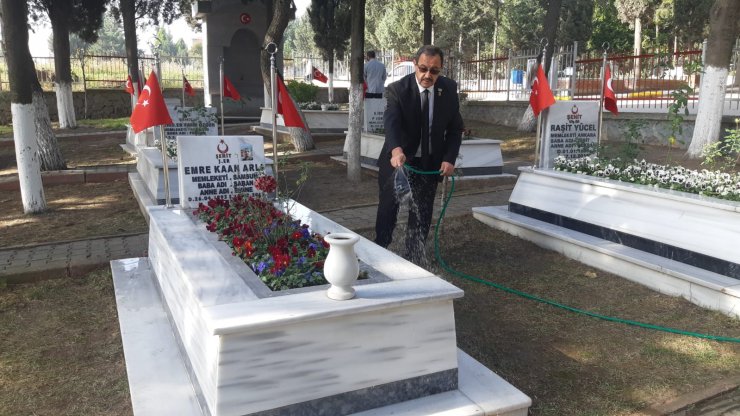 Sosyal medyada şehit mezarına yapılan saldırıya babasından tepki
