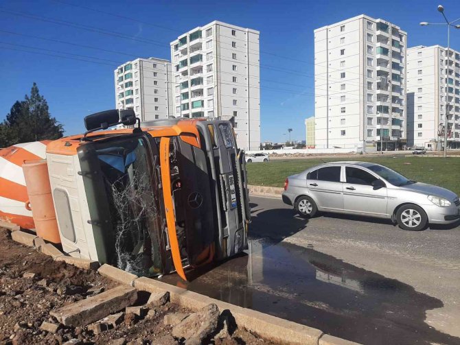 Diyarbakır’da beton mikseri kavşağı dönemeyerek kaldırıma devrildi, sürücü yaralandı