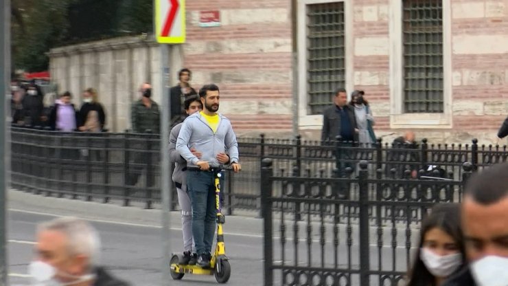 Elektrikli scooter ihlalleri devam ediyor: kimi arkadaşıyla kimi köpeğiyle bindi 
