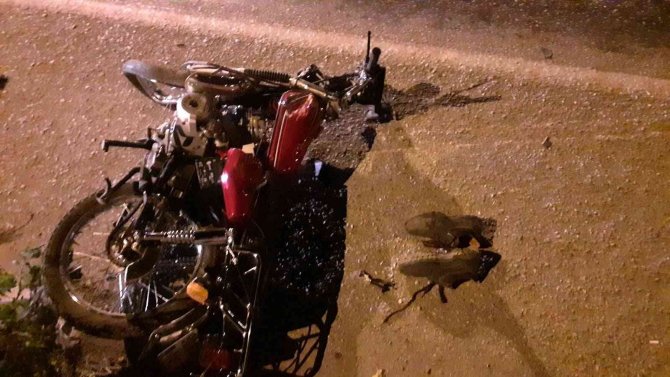 Hafif ticari araçla motosiklet kafa kafaya çarpıştı: 1 ölü