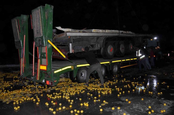 Tır kamyona çarptı, 40 ton limon yola savruldu