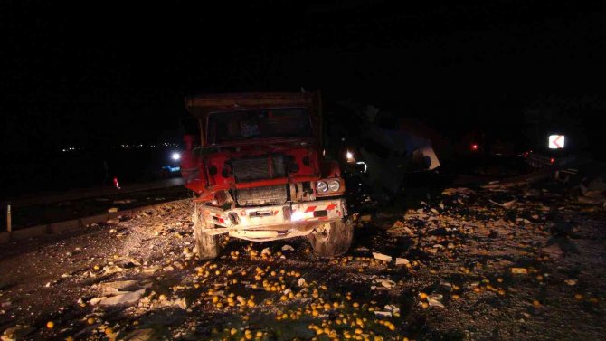Tır kamyona çarptı, 40 ton limon yola savruldu