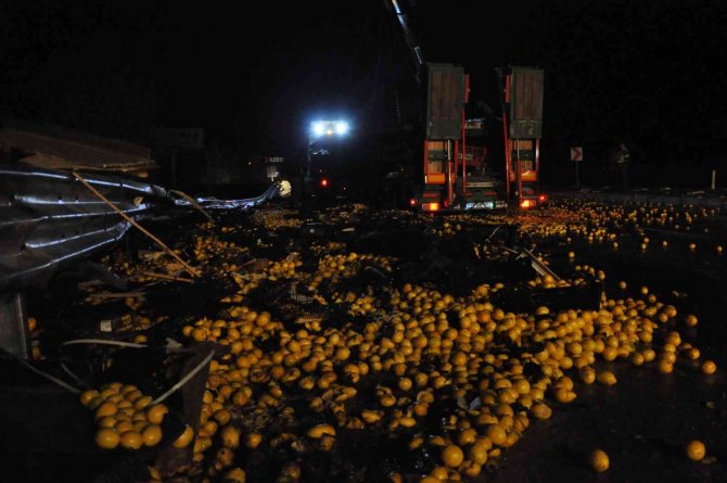 Tır kamyona çarptı, 40 ton limon yola savruldu