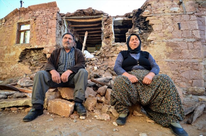 Konya'daki depremde evi hasar gören aile: Sabaha kadar ağladık