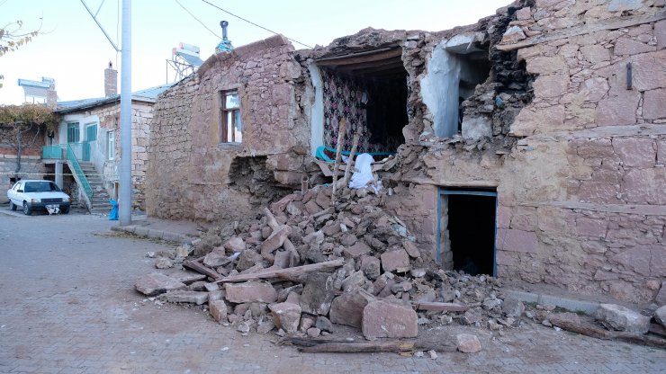 Konya'daki depremde 66 yapıda hasar oluştu