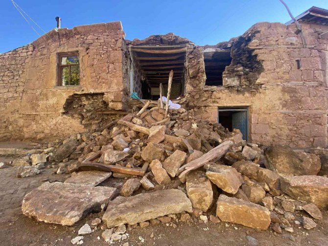 Konya'daki depremde evde otururken yan odasının duvarı yıkıldı