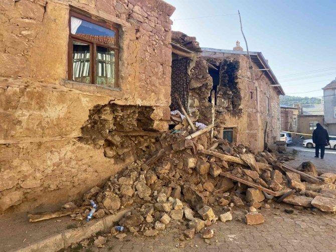 Konya'daki depremde evde otururken yan odasının duvarı yıkıldı