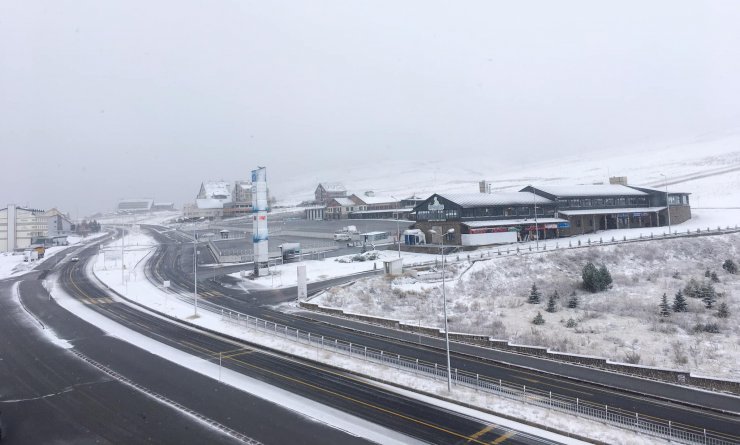 Erciyes Kayak Merkezi’ne kar yağdı