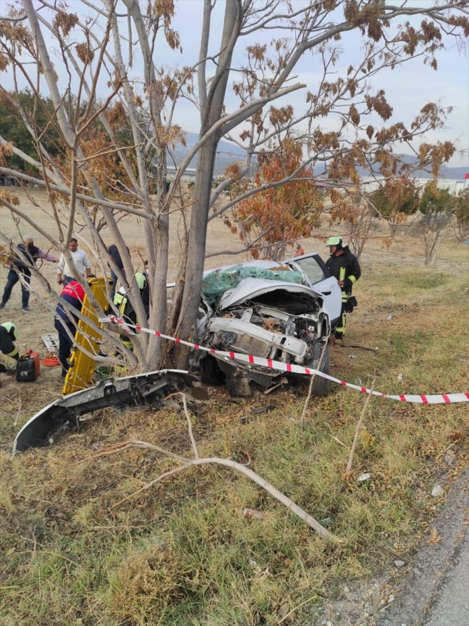 Ağaca çarpan otomobildeki kadın öldü, eşi yaralandı