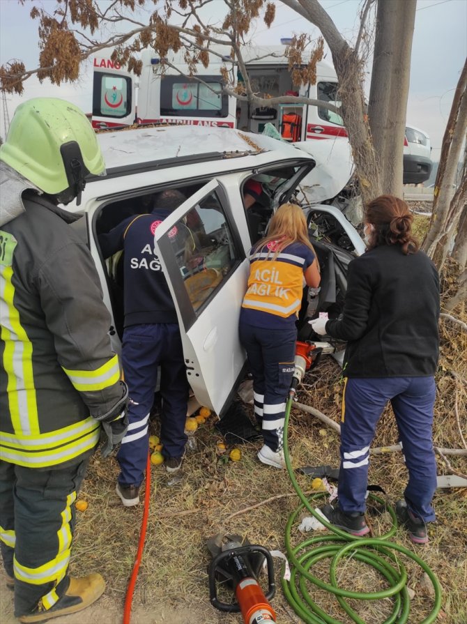 Ağaca çarpan otomobildeki kadın öldü, eşi yaralandı