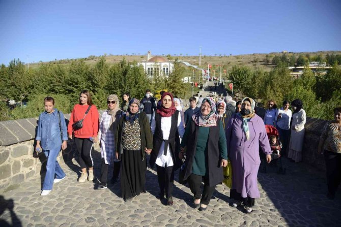 Diyarbakırlı kadın pazarcılar kent gezisiyle nefes aldı