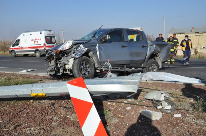 Konya'da kamyonet ile otomobilin çarpışması sonucu 2 kişi hayatını kaybetti
