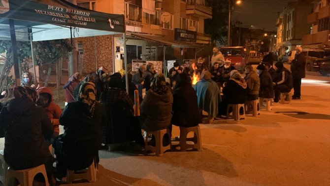 Düzce'de bazı vatandaşlar depremin ardından evlerine giremiyor