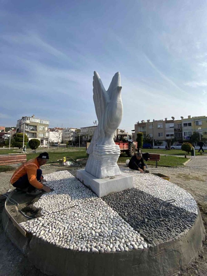 Ayvalık’ta Barış Parkı’na güvercin heykeli