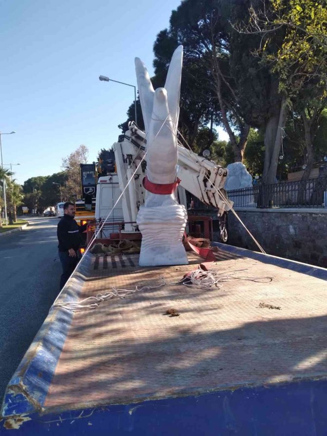 Ayvalık’ta Barış Parkı’na güvercin heykeli