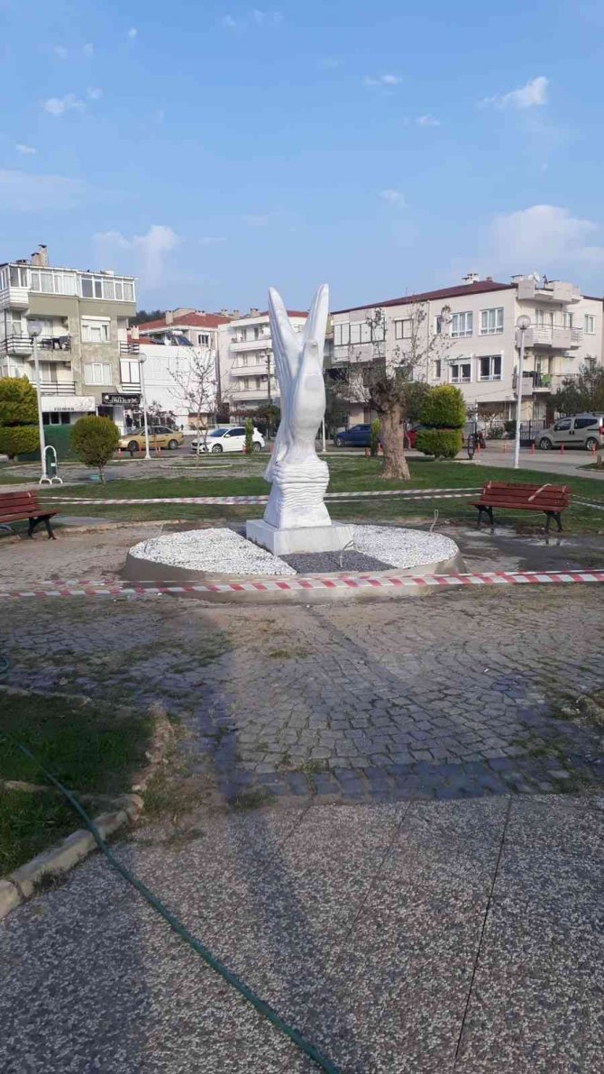 Ayvalık’ta Barış Parkı’na güvercin heykeli