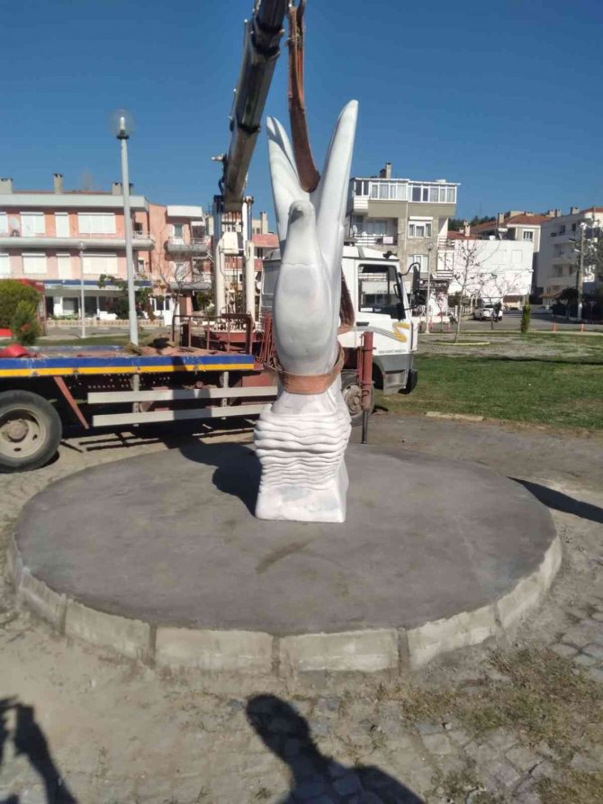 Ayvalık’ta Barış Parkı’na güvercin heykeli