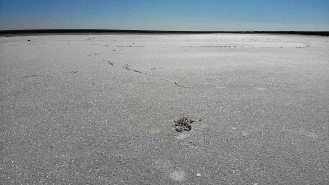 Tuz Gölü havzası çorak toprağa dönüşüyor