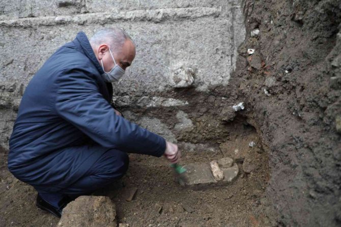 Heykel ayağını Başkan Özlü çıkardı