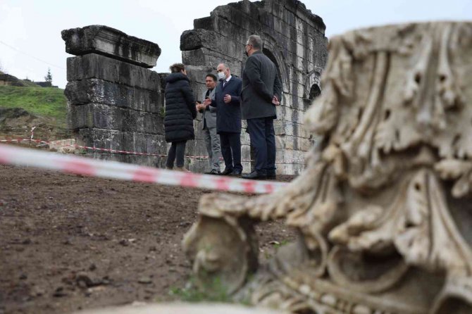 Heykel ayağını Başkan Özlü çıkardı