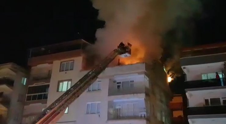4 katlı apartmanın çatı katında çıkan yangın korkuttu