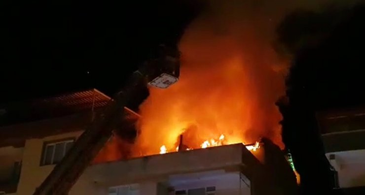 4 katlı apartmanın çatı katında çıkan yangın korkuttu