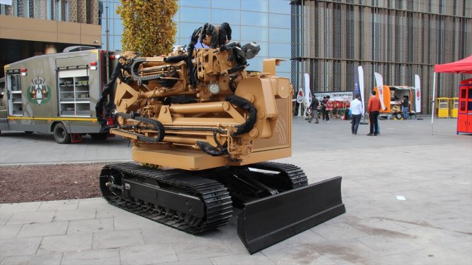 Konya'da üretilen robotik kol bombayı el hassasiyetiyle imha ediyor